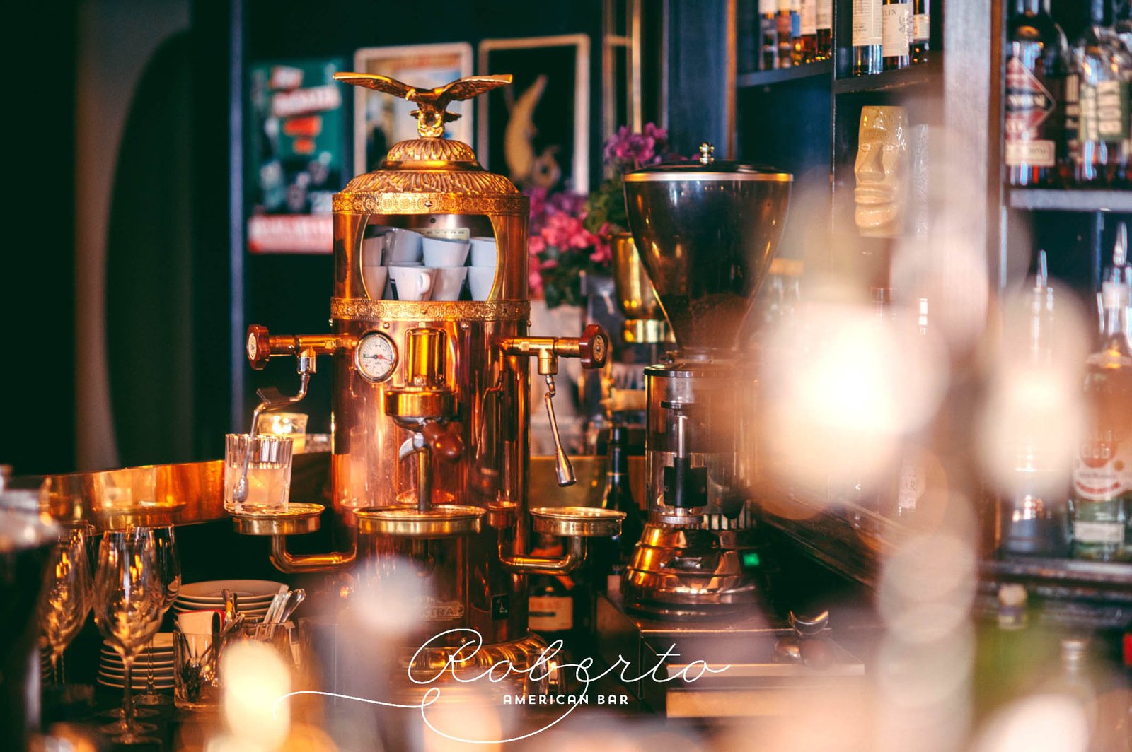 Bauernmarkt 11-13, 1010 Vienna 2pm – 4am mail@robertobar.online +43-1-5350647 FREE APERITIVO from 4 to 6pm We are proud to serve you the tasty Truffle Salami and aged Comté cheese from Pöhl am Naschmarkt!